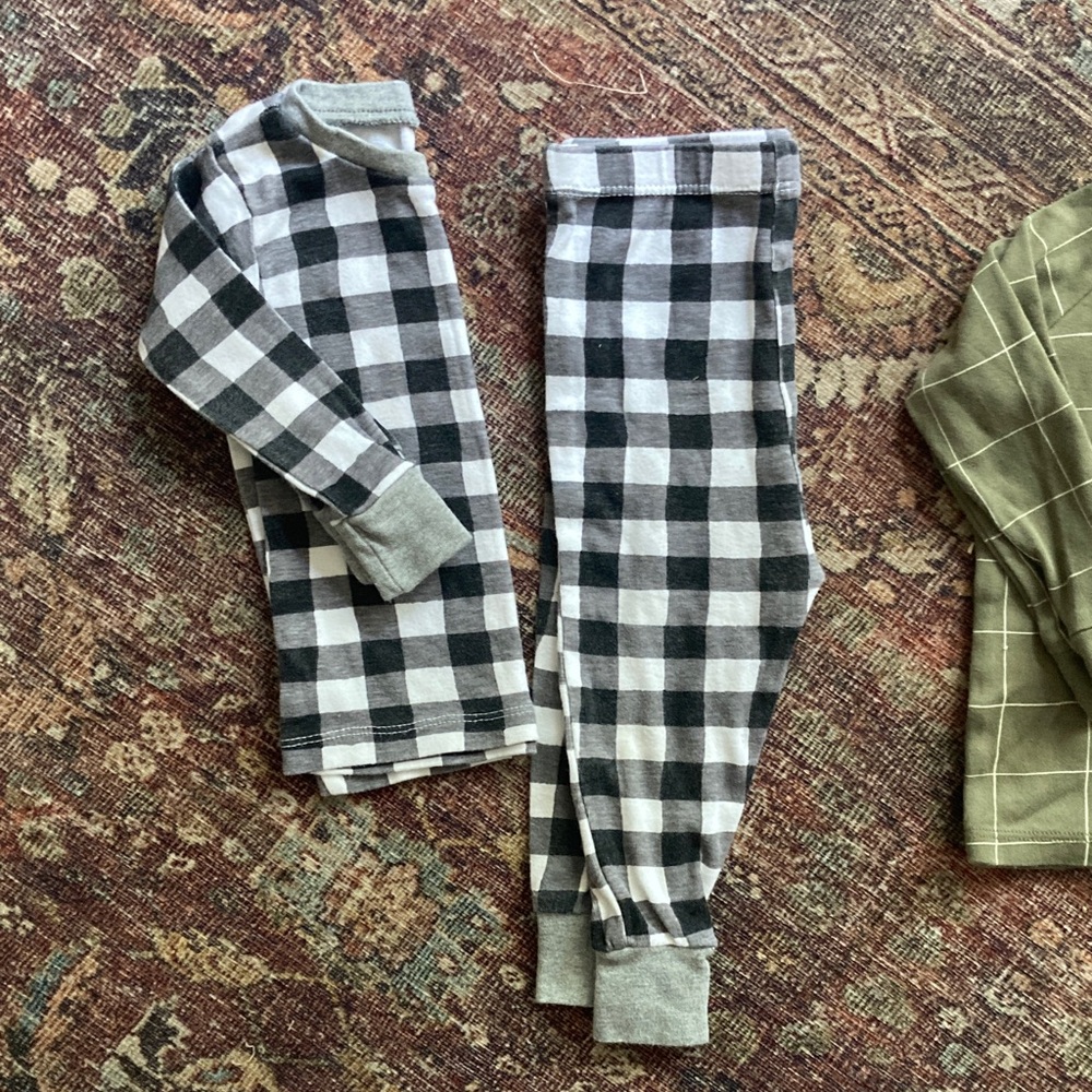 12-18M Bundle Colored Organics/Honest Pajama Sets - Picture 4 of 7